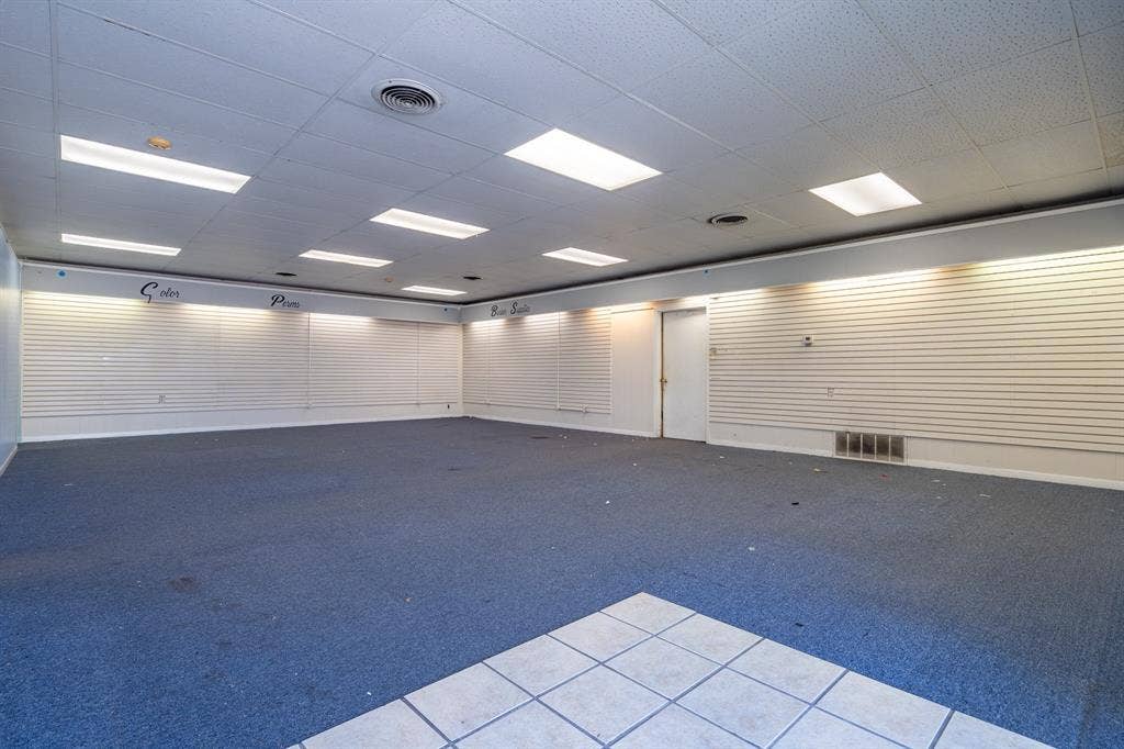 2815 Kari Lane, Greenville, TX 75402 Great space for retail, service, divide into offices, whatever you need.