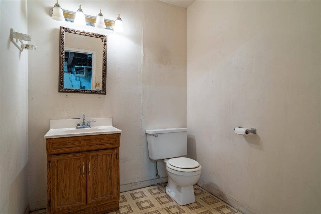 2815 Kari Lane, Greenville, TX 75402 Restroom