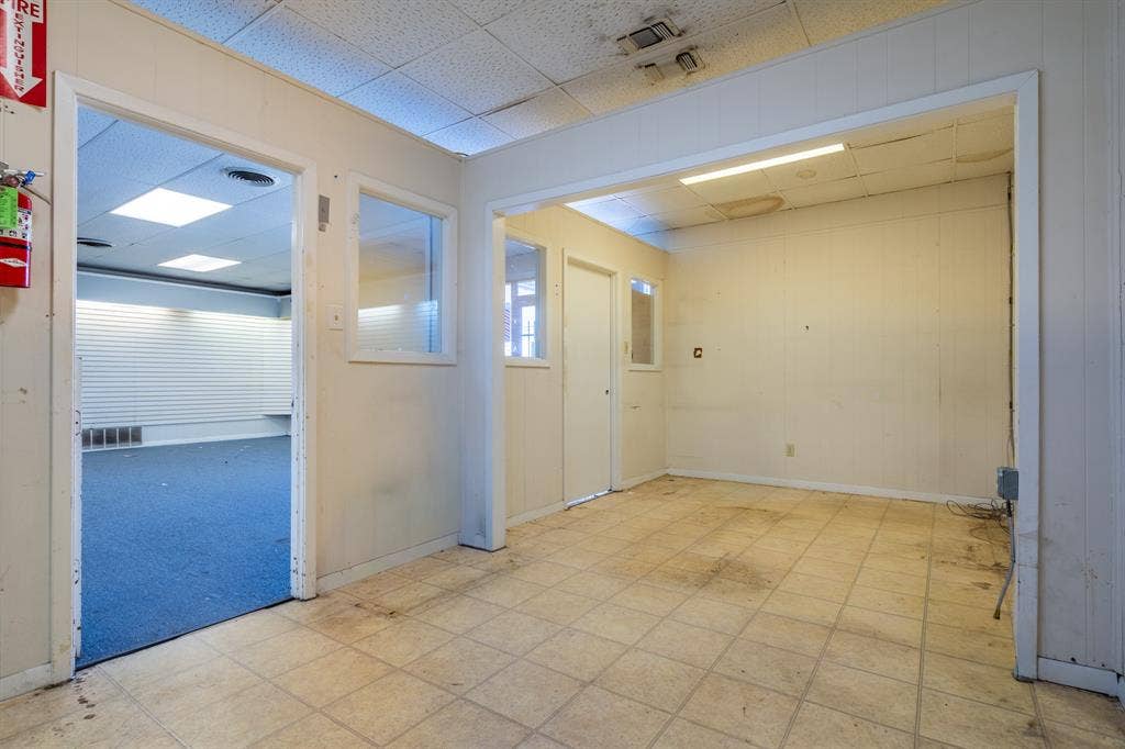 2815 Kari Lane, Greenville, TX 75402 Office space off main "show room"