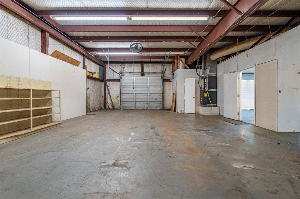 2815 Kari Lane, Greenville, TX 75402 Roll up door for deliveries and ease of access.