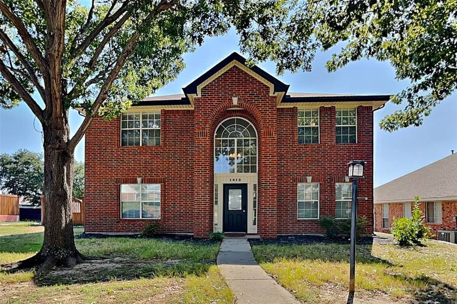 Property photo for 1421 Mapleview Drive, Carrollton, TX