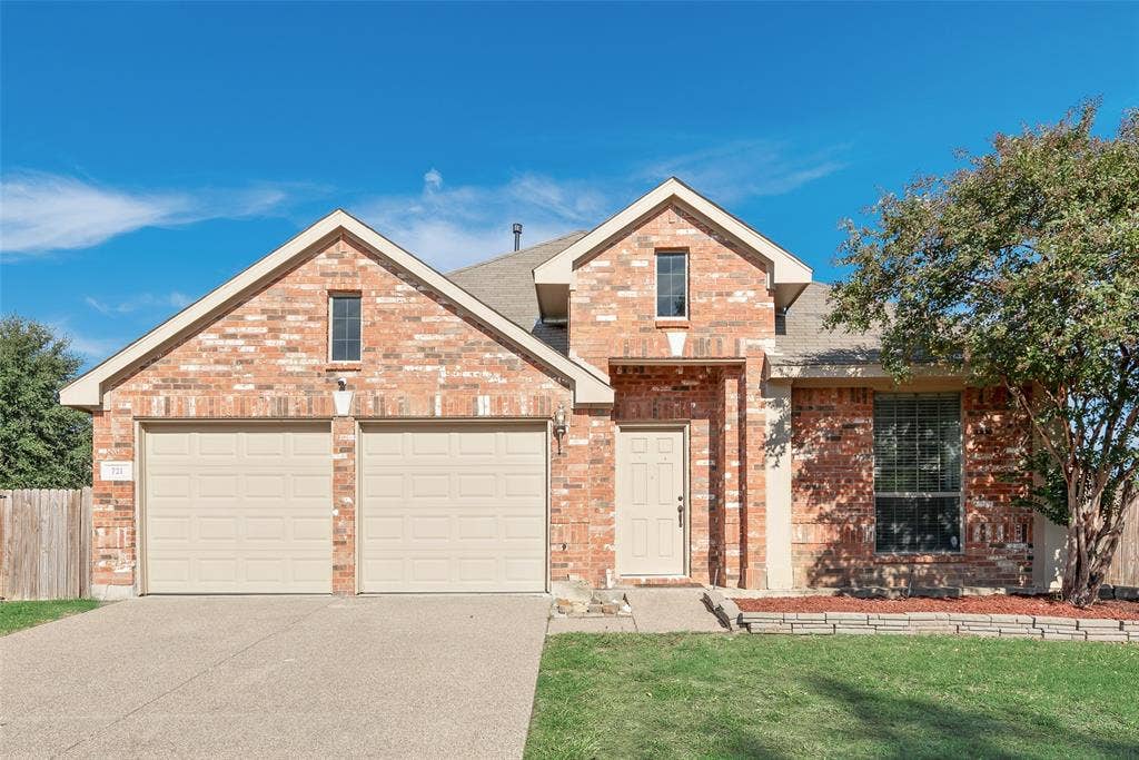 721 Honeysuckle Way, DeSoto, TX 75115 Welcome to this beautiful 4 Bedroom,2 Bathroom Home!