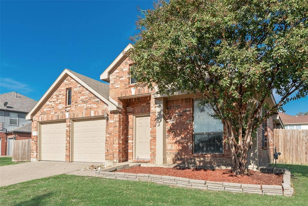 721 Honeysuckle Way, DeSoto, TX 75115 2 Car Garage!