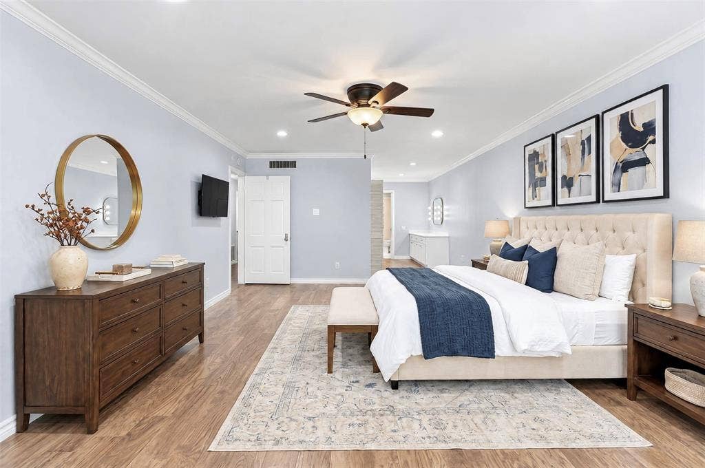 8629 Edgemere Road, #13, Dallas, TX 75225 Spacious room featuring wood-finish flooring, crown molding, a central ceiling fan with integrated lighting, and recessed ceiling lights