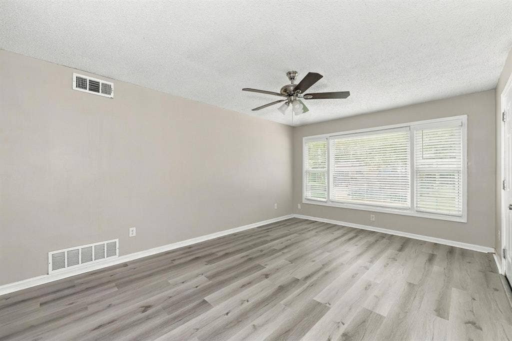 2118 Bergstrom Drive, Dallas, TX 75227 2118 Bergstrom Drive, Dallas, TX 75227