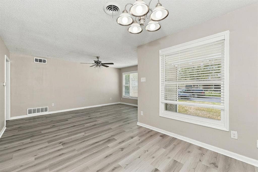 2118 Bergstrom Drive, Dallas, TX 75227 2118 Bergstrom Drive, Dallas, TX 75227