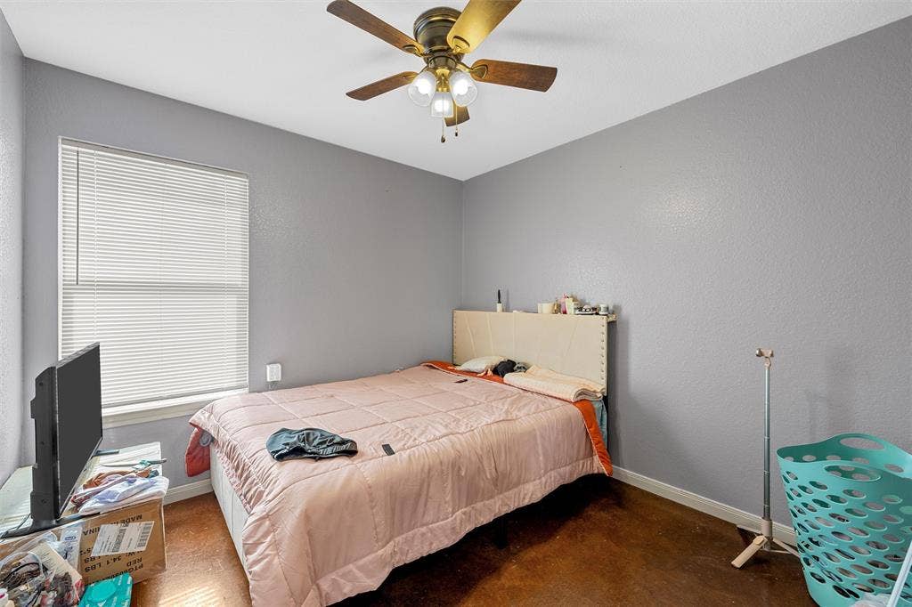 2125 Burnett Avenue, Waco, TX 76706 Unit A Room featuring concrete flooring, neutral grey wall paint, and a ceiling-mounted light fixture with a fan