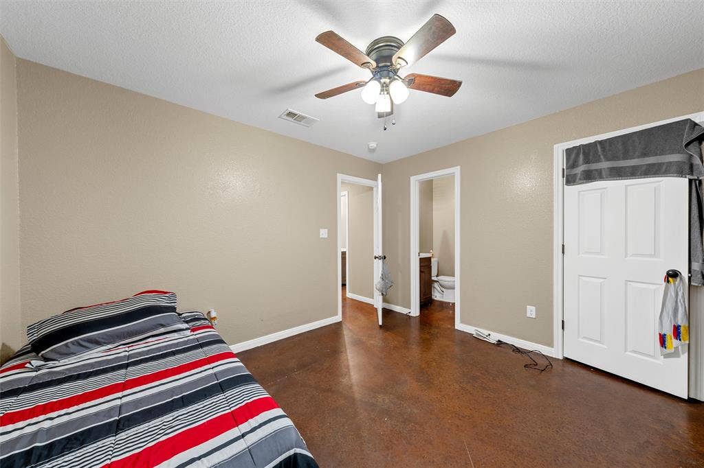 2125 Burnett Avenue, Waco, TX 76706 Unit B Neutral wall tones paired with polished concrete flooring, multi-blade ceiling fan with integrated lighting, and white six-panel doors