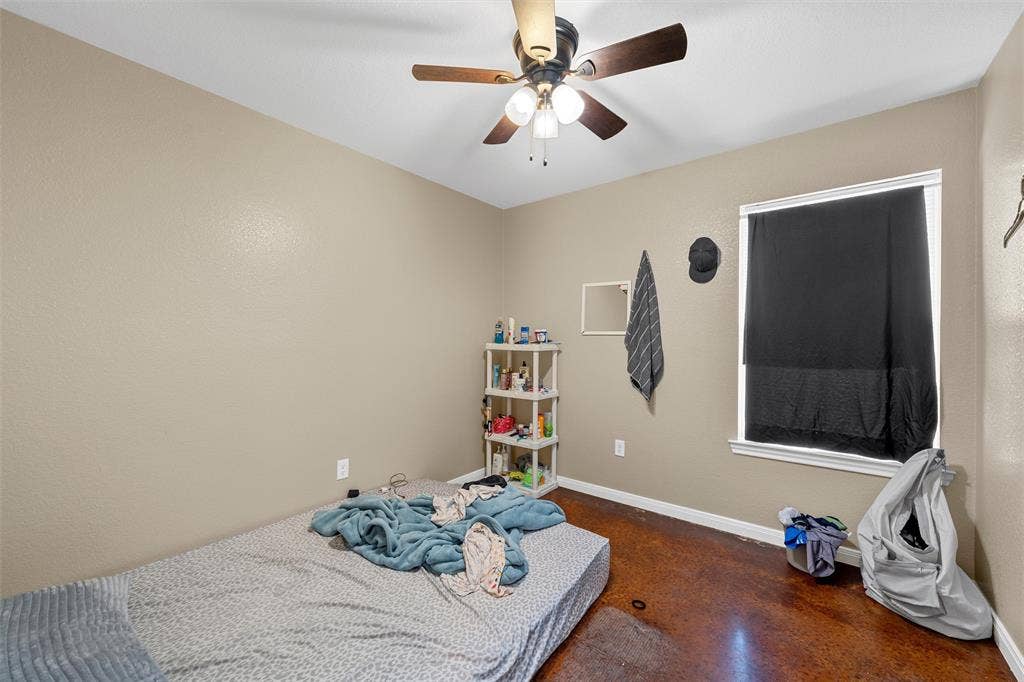 2125 Burnett Avenue, Waco, TX 76706 Unit B Room featuring concrete flooring, a ceiling fan with integrated lighting, and a single-pane window