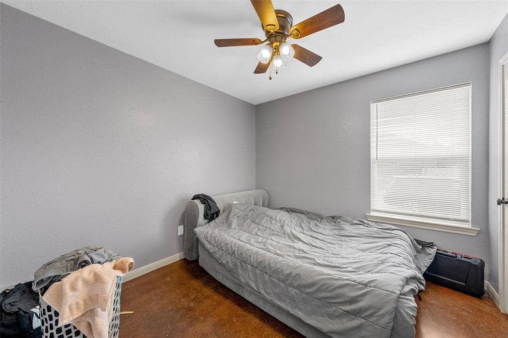 2125 Burnett Avenue, Waco, TX 76706 Unit A Neutral-toned walls, stained concrete flooring, window with integrated blinds, and multi-light ceiling fan