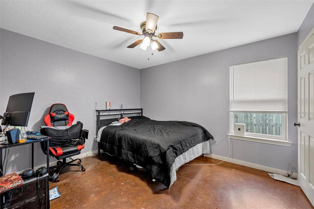 2125 Burnett Avenue, Waco, TX 76706 Unit A Neutral-toned room featuring a central ceiling fan with multi-light fixture, single-panel interior door, and window with integrated blinds