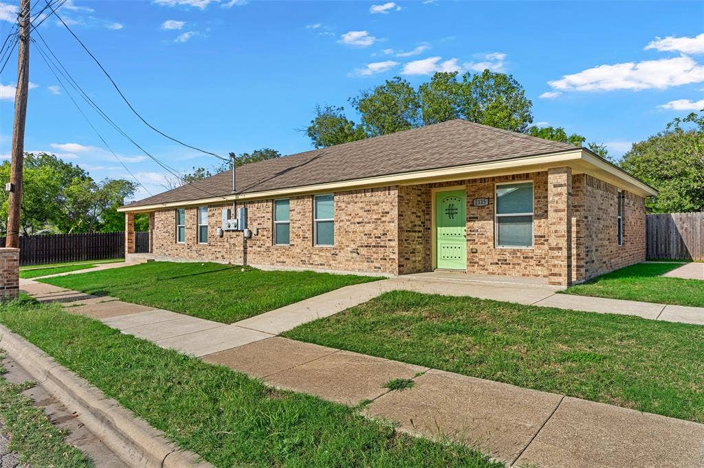 2125 Burnett Avenue, Waco, TX 76706 Unit B Single-story brick exterior featuring a hipped roof, concrete walkway, and expansive front lawn