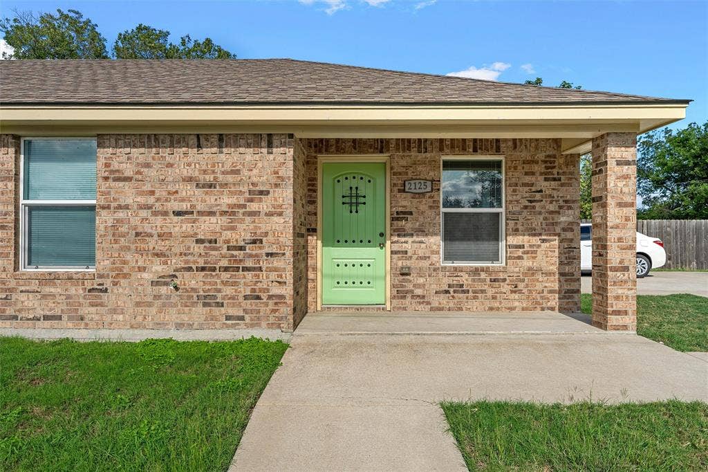 2125 Burnett Avenue, Waco, TX 76706 Unit B Single-story brick exterior featuring a concrete entryway, hip roofline, and a paneled entry door with decorative metal accents