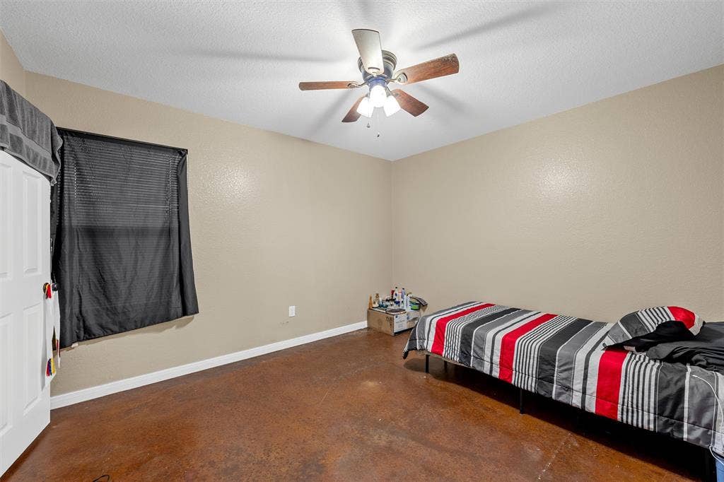 2125 Burnett Avenue, Waco, TX 76706 Unit B Stained concrete flooring, textured walls, and ceiling fan with integrated lighting