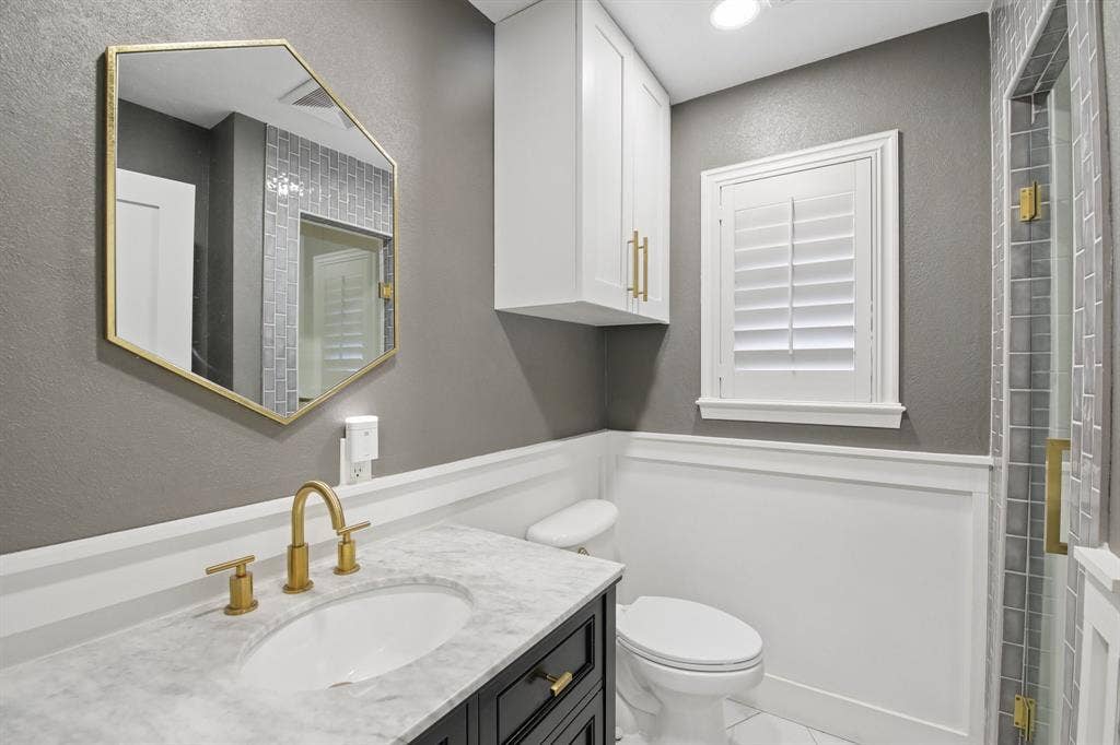 9935 Milltrail Drive, Dallas, TX 75238 Bath #3 near kitchen and split guest room