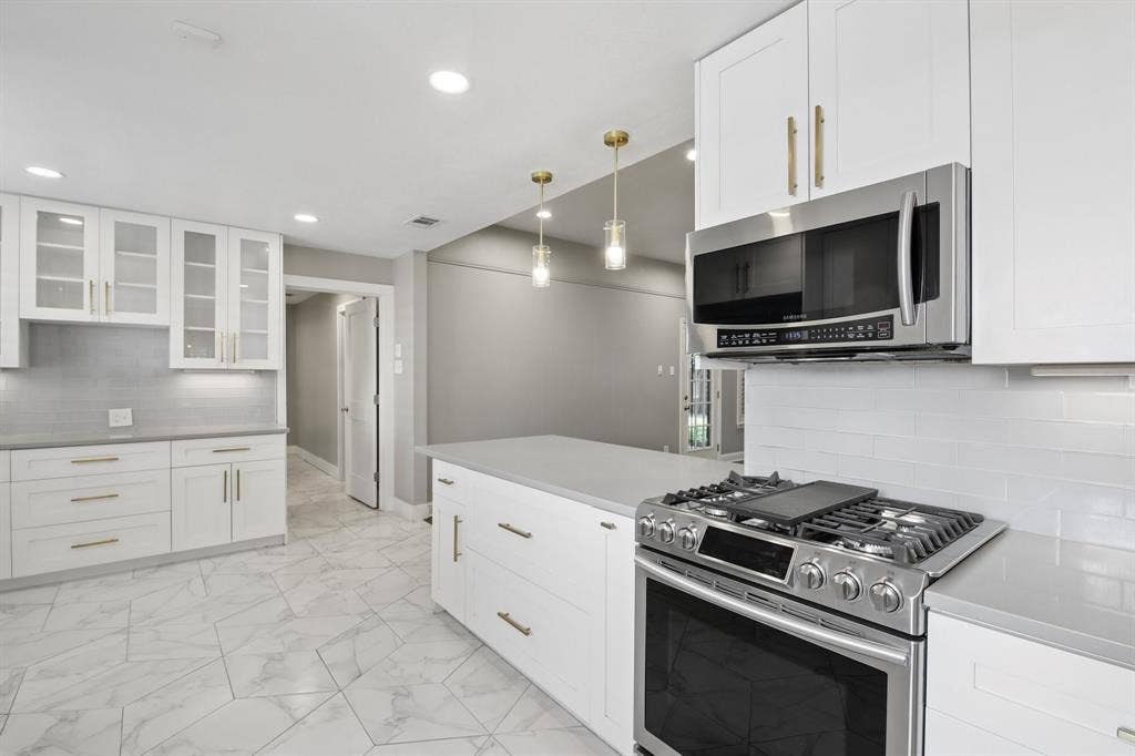 9935 Milltrail Drive, Dallas, TX 75238 Gas range. Microwave doubles as a convection oven