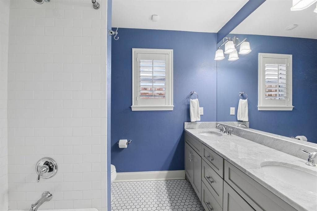 9935 Milltrail Drive, Dallas, TX 75238 hall bathroom