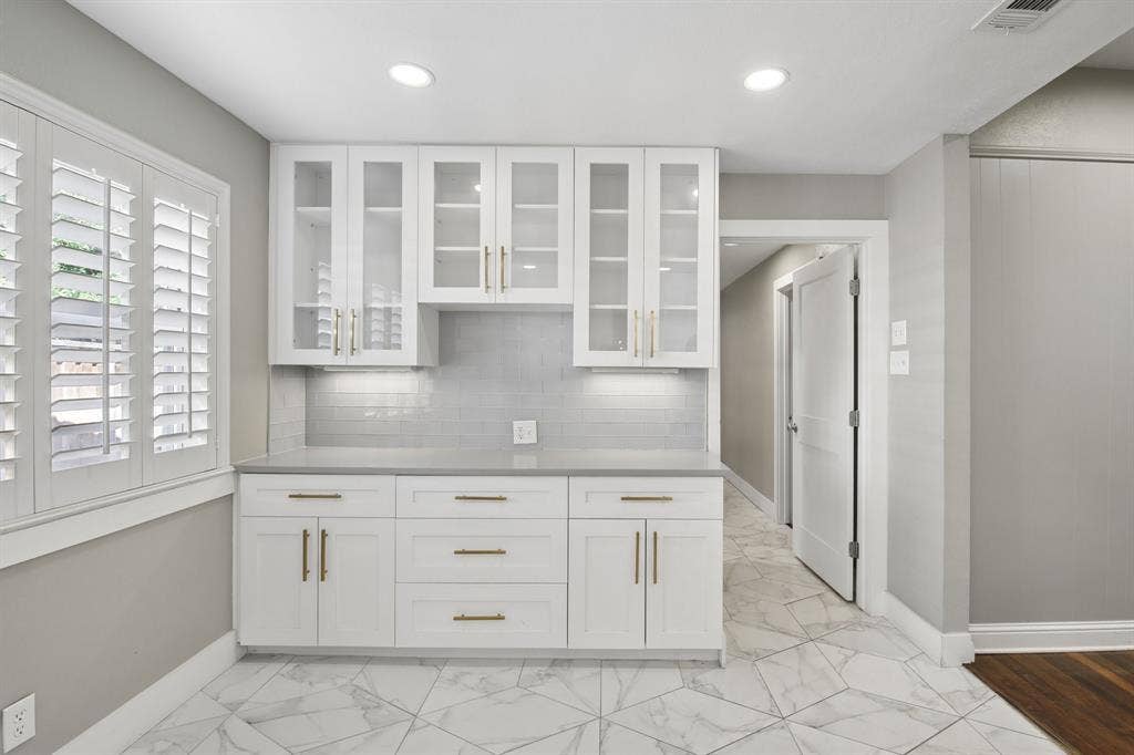 9935 Milltrail Drive, Dallas, TX 75238 butler pantry