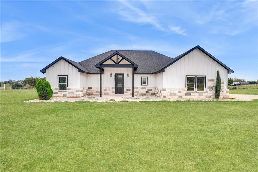 Property photo for 9060 Mitchell Bend Court, Granbury, TX