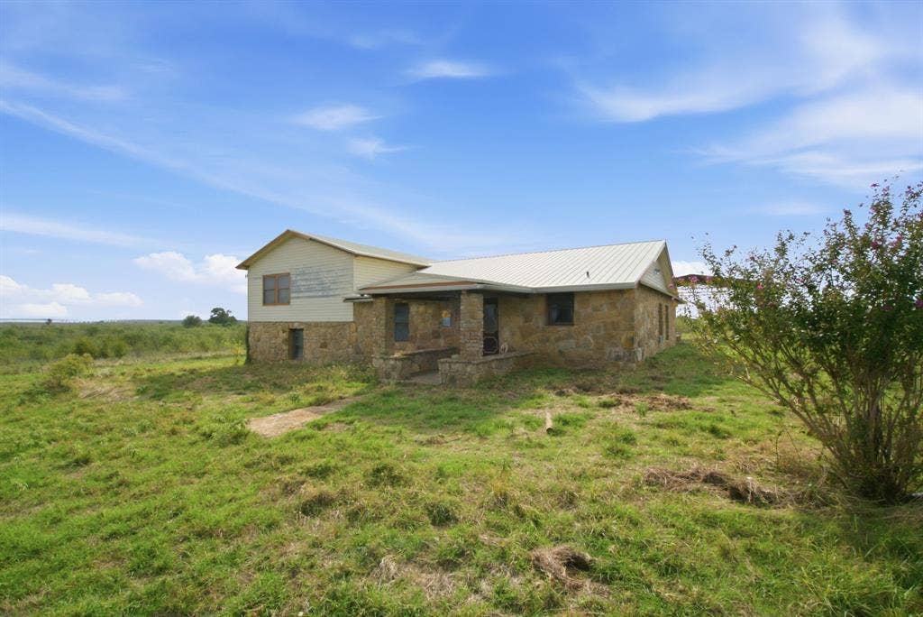 221 S Kinder Lane, Jacksboro, TX 76458 221 S Kinder Lane, Jacksboro, TX 76458