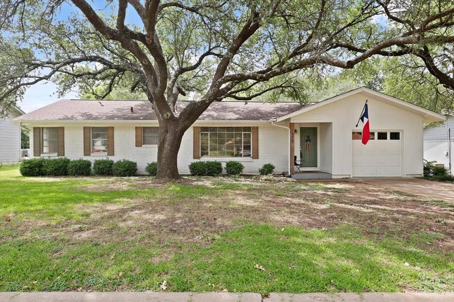 Property photo for 1211 Greenbriar Lane, Cleburne, TX