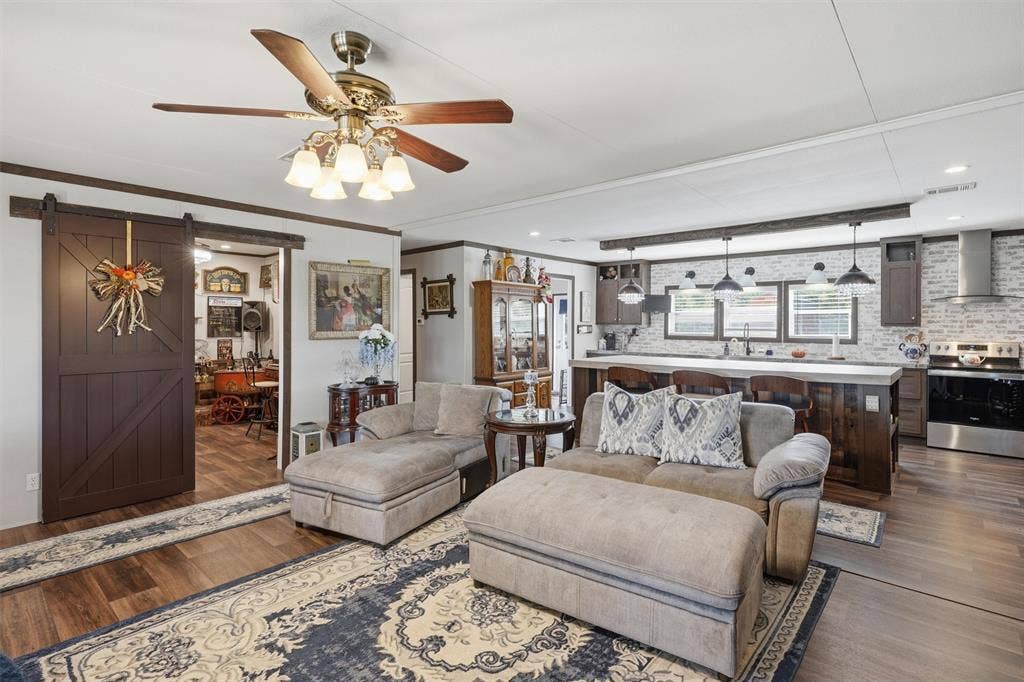 6200 S Lakeside Hills Court, Granbury, TX 76048