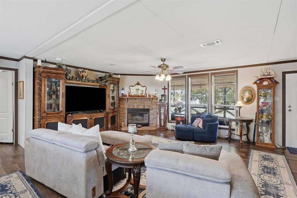 6200 S Lakeside Hills Court, Granbury, TX 76048