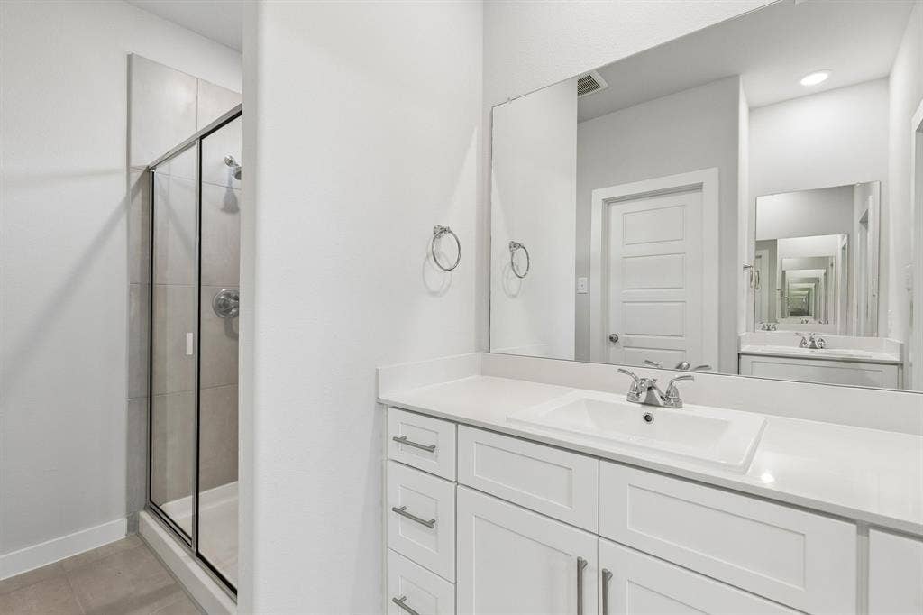 2720 Auburn Court, Princeton, TX 75407 Primary Bathroom in the Cypress home plan - REPRESENTATIVE PHOTO