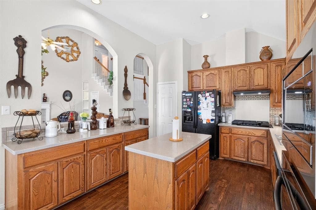 10657 Coach House Lane, Frisco, TX 75035 Kitchen with gas cooktop, a center island and abundant cabinet storage.