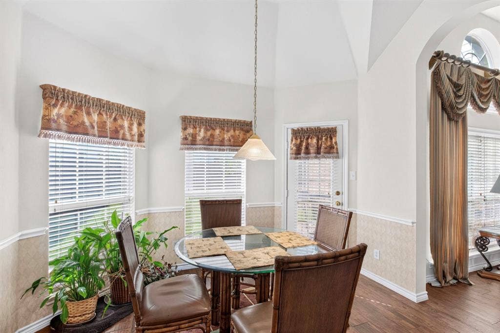 10657 Coach House Lane, Frisco, TX 75035 Window-lined breakfast nook beside the kitchen.