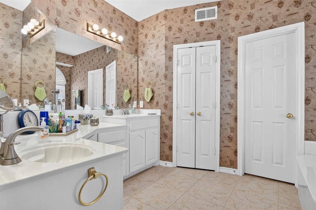 10657 Coach House Lane, Frisco, TX 75035 Primary bathroom with a long vanity, dual sinks and ample mirror space.