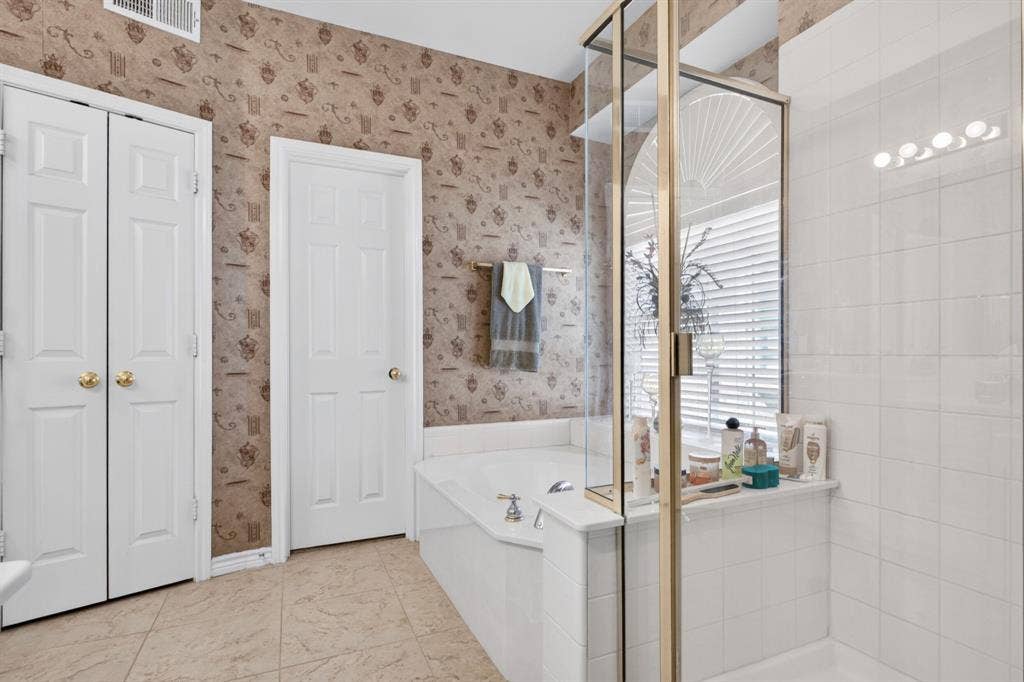 10657 Coach House Lane, Frisco, TX 75035 Primary bathroom with a separate shower and soaking tub.