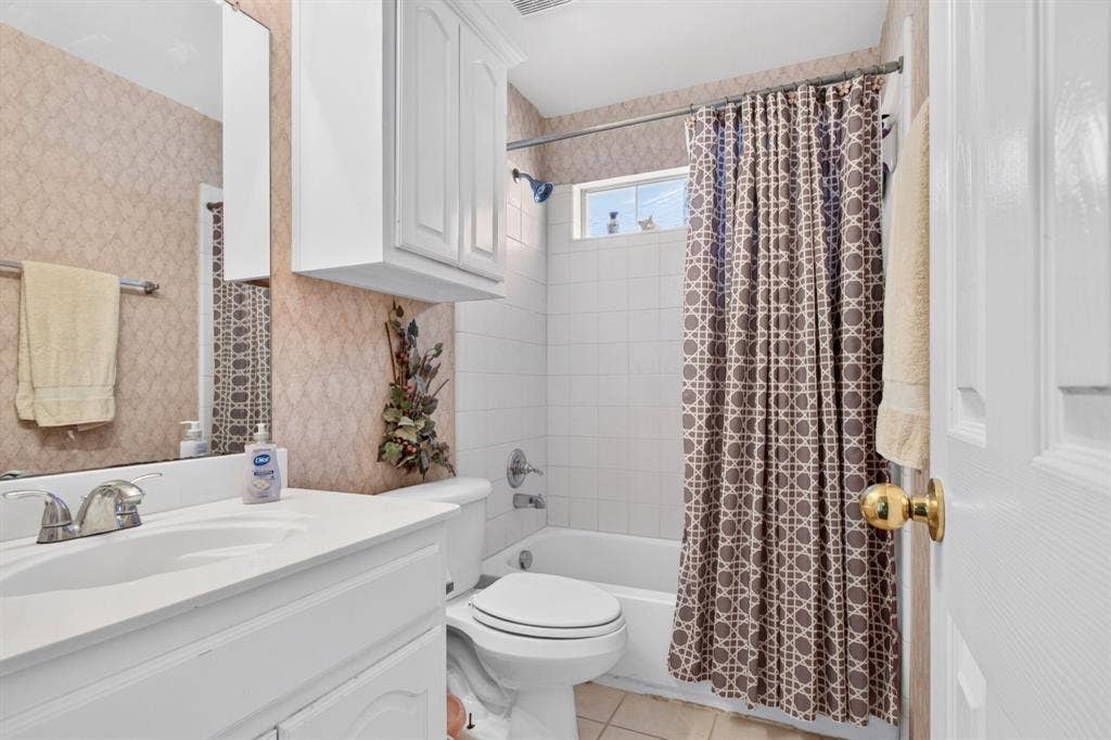 10657 Coach House Lane, Frisco, TX 75035 Full bathroom with a vanity and tub-shower combination.