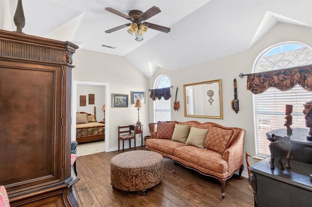 10657 Coach House Lane, Frisco, TX 75035 Additional living area with a vaulted ceiling and arched windows.