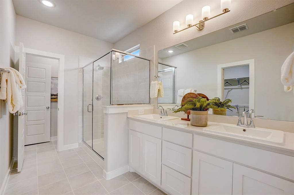 348 Lacy Oak Lane, Waxahachie, TX 75165 Primary Bathroom in the Stanley II home plan - REPRESENTATIVE PHOTO