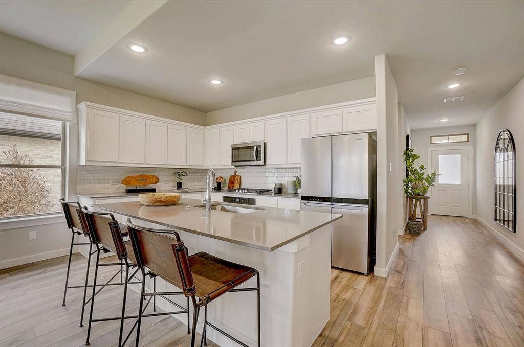 348 Lacy Oak Lane, Waxahachie, TX 75165 Kitchen in the Stanley II home plan - REPRESENTATIVE PHOTO