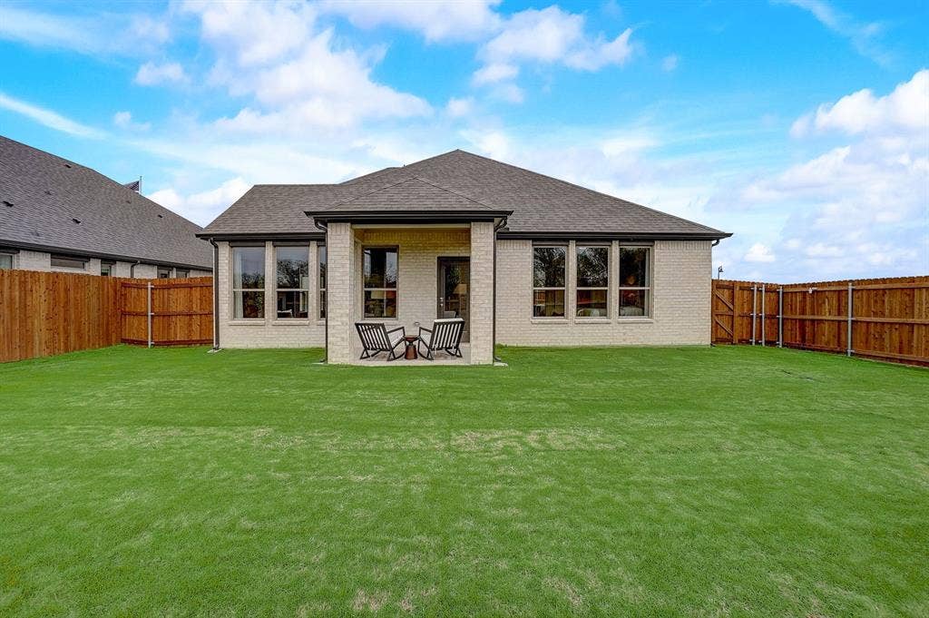 348 Lacy Oak Lane, Waxahachie, TX 75165 Yard in the Stanley II home plan - REPRESENTATIVE PHOTO