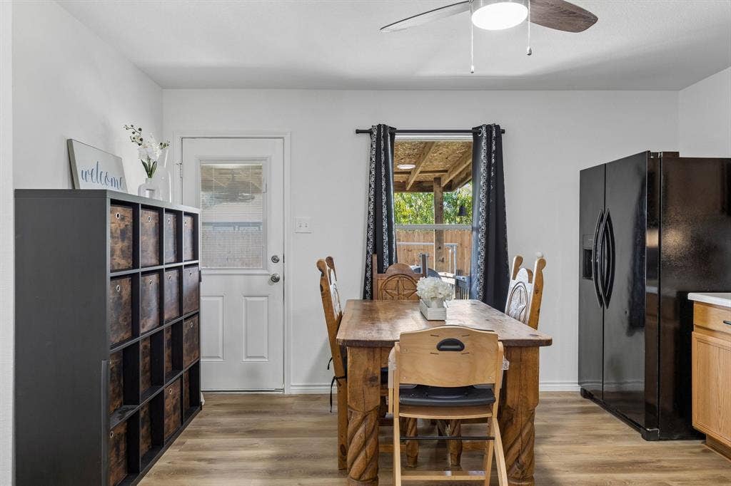 Enjoy your morning coffee or breakfast in this cozy eat-in kitchen area!