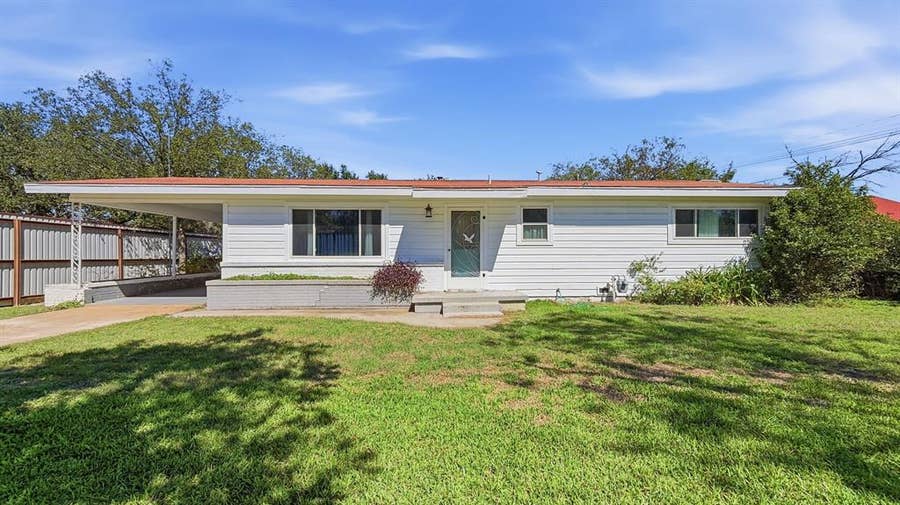 Property photo for 709 E Whitney Street, Hamilton, TX
