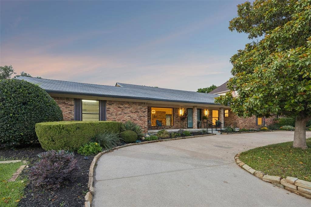 101 E Northgate Drive, Irving, TX 75062 Circular Drive For Your Guests' Convenience