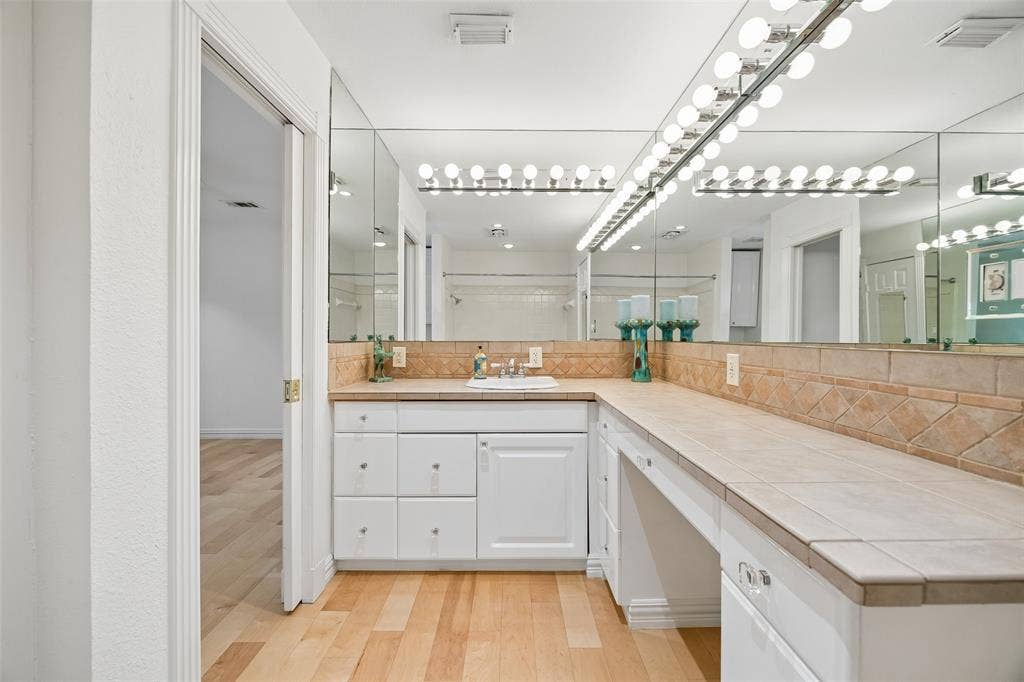 101 E Northgate Drive, Irving, TX 75062 Jack and Jill Bath for Front Guest Bedrooms