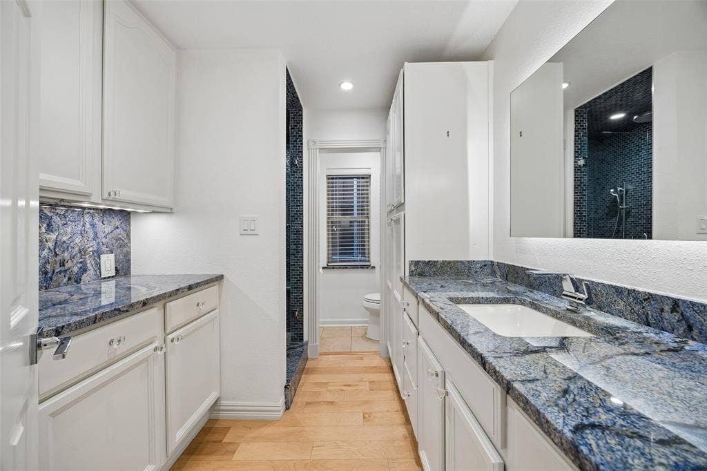 101 E Northgate Drive, Irving, TX 75062 Large Double Vanity Sink
