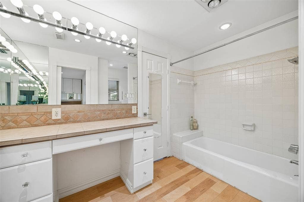 101 E Northgate Drive, Irving, TX 75062 Large Jack and Jill Bath Services Front Bedrooms