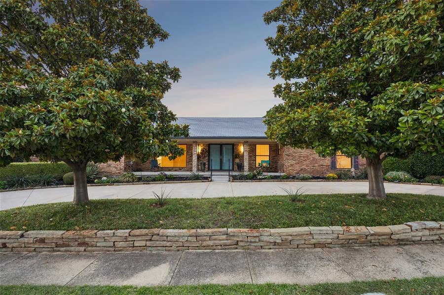 Property photo for 101 E Northgate Drive, Irving, TX