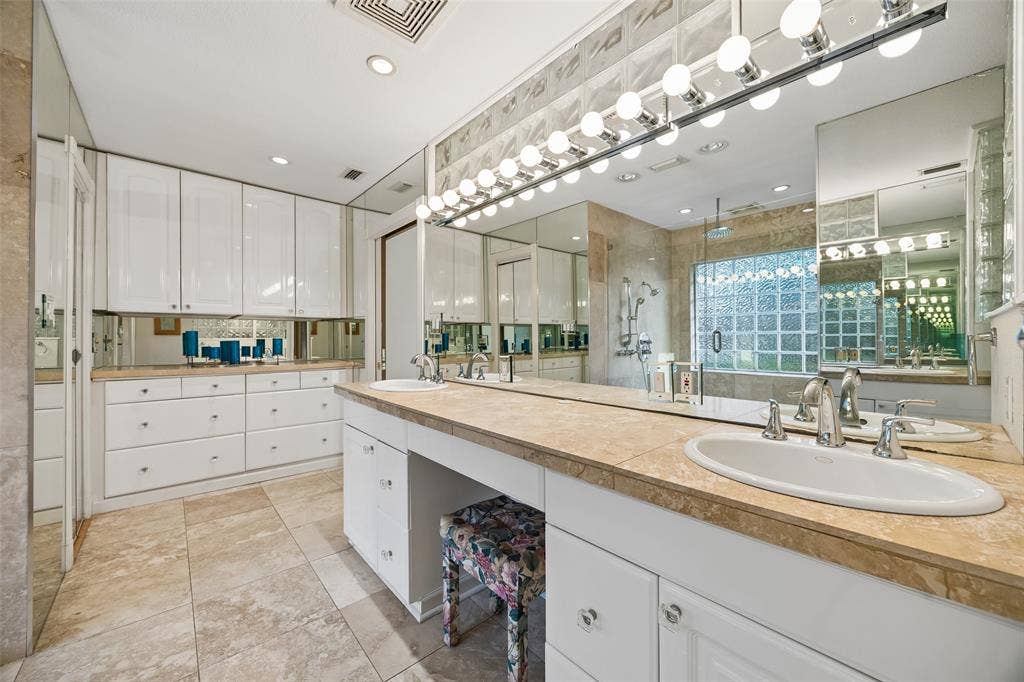 101 E Northgate Drive, Irving, TX 75062 Primary Suite with Dual Closets