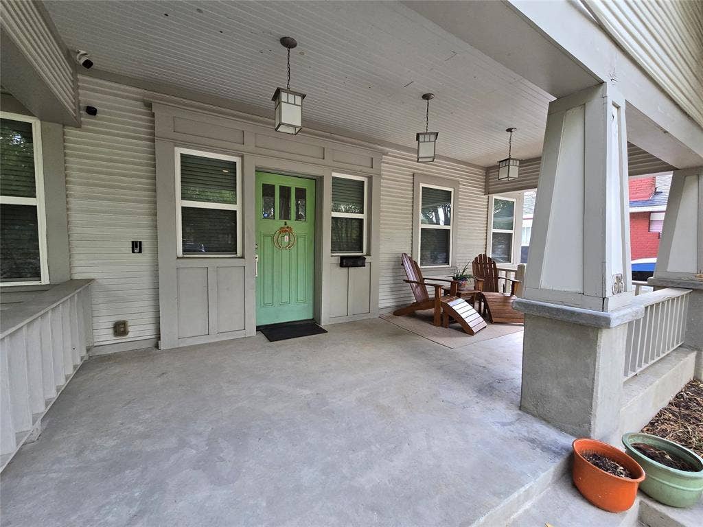 618 N Clinton Avenue, Dallas, TX 75208 Front Porch