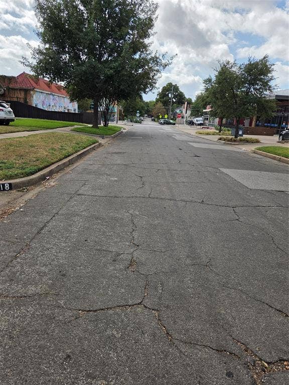 618 N Clinton Avenue, Dallas, TX 75208 Street View Right