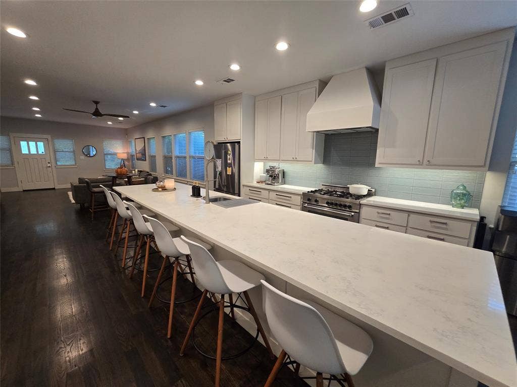 618 N Clinton Avenue, Dallas, TX 75208 618 N Clinton Avenue, Dallas, TX 75208