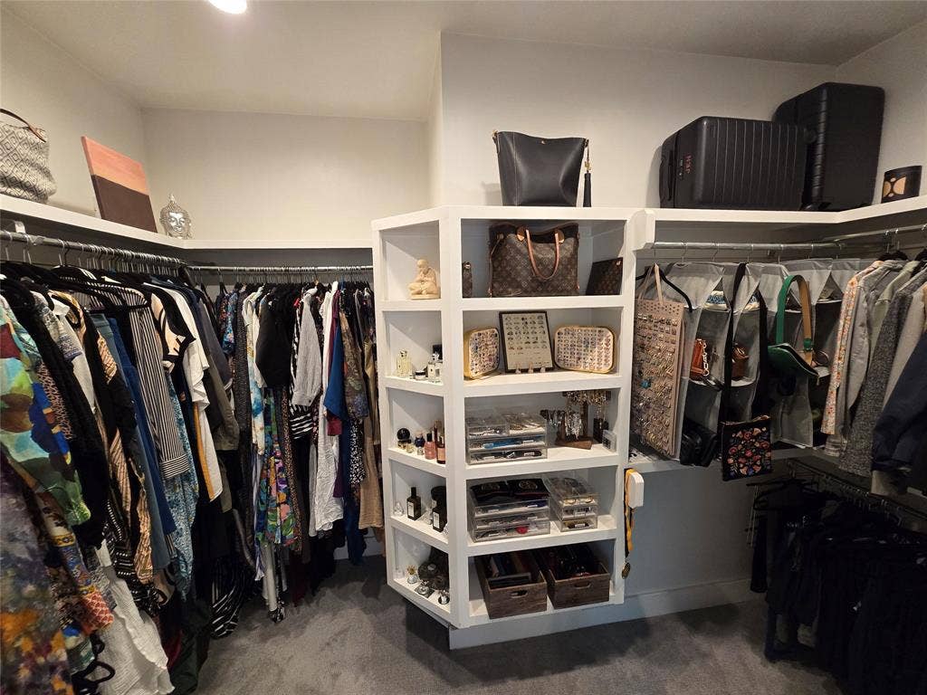 618 N Clinton Avenue, Dallas, TX 75208 Walk-in Closet in Primary Suite
