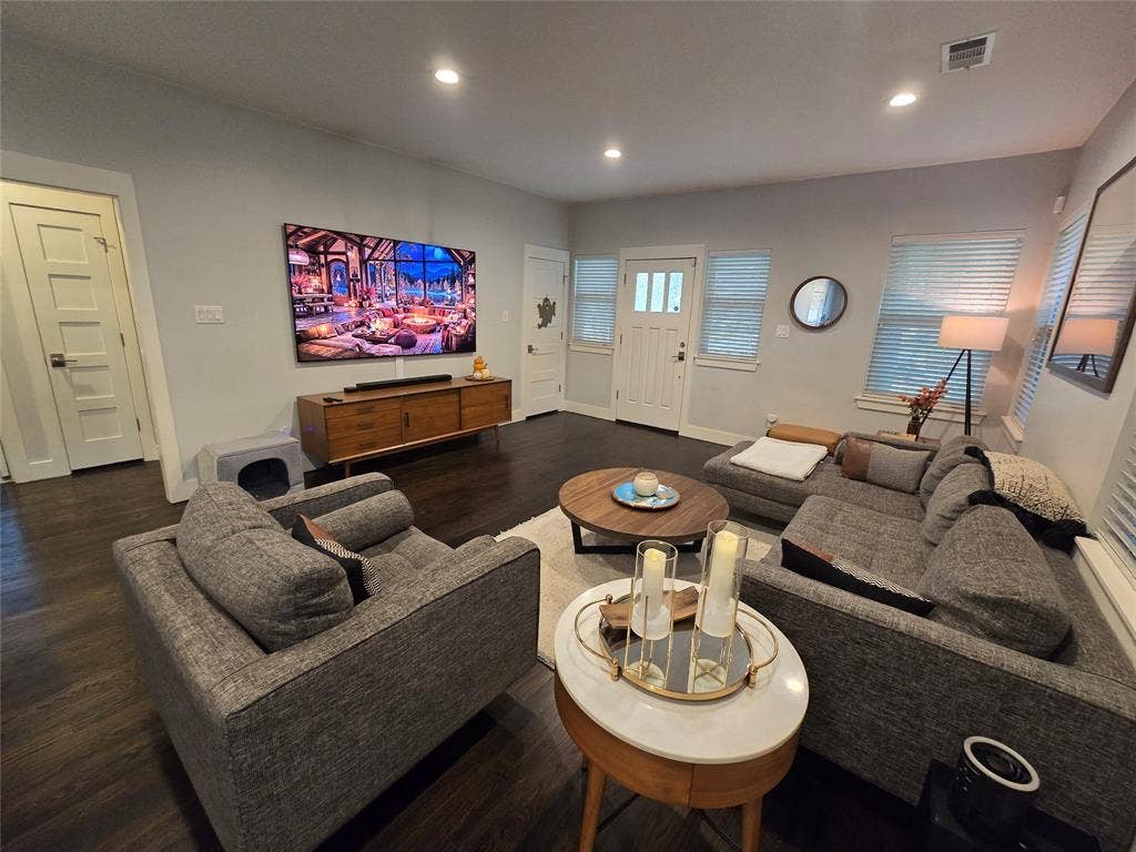 618 N Clinton Avenue, Dallas, TX 75208 618 N Clinton Avenue, Dallas, TX 75208